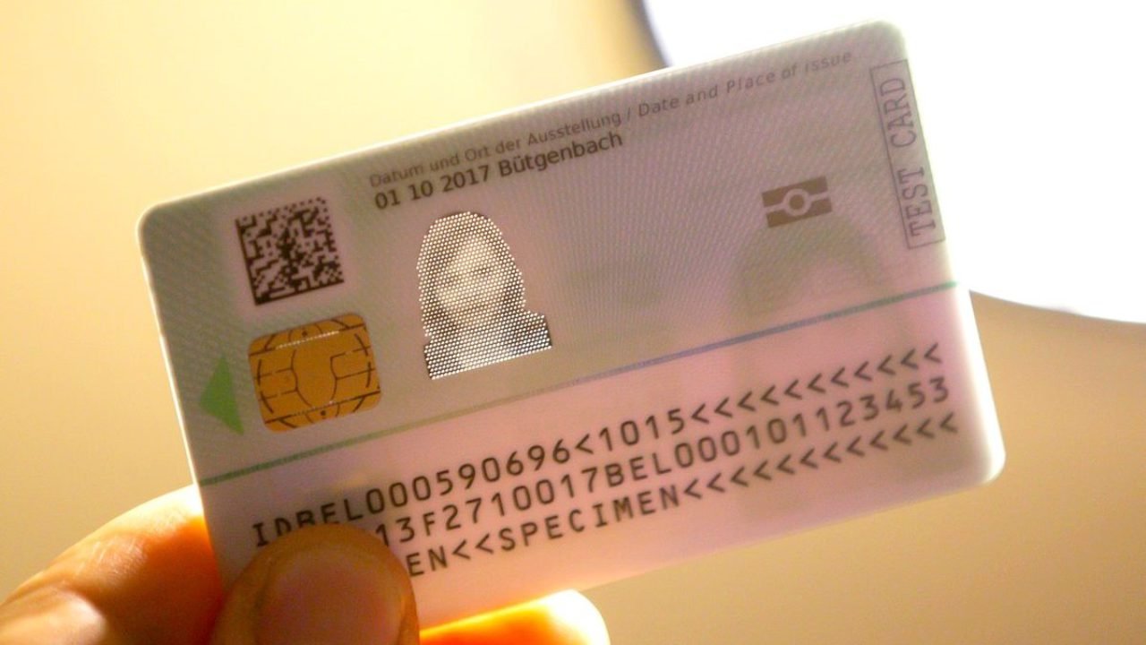  Ce drepturi pierd românii care vor refuza cărţile de identitate cu cip