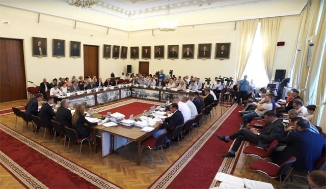 Ciudata sucire a USR: a venit la dezbaterile din CL. Chirica poate astfel să-şi treacă bugetul la votul de mâine