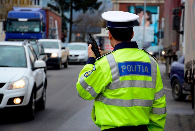 Razie a Rutierei - Șoferiță începătoare rămasă fără permis: a trecut printre pietonii de pe trecere fără măcar să oprească