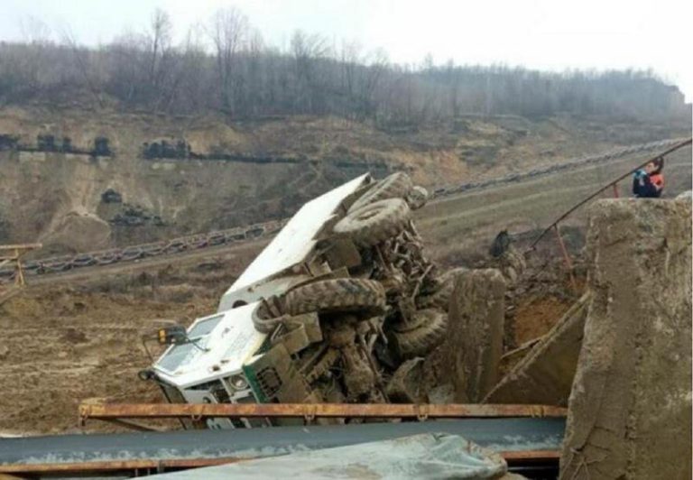 Vâlcea: Un camion al unei coloane militare franceze s-a răsturnat de pe un pod peste calea ferată, la intrarea în Călimăneşti