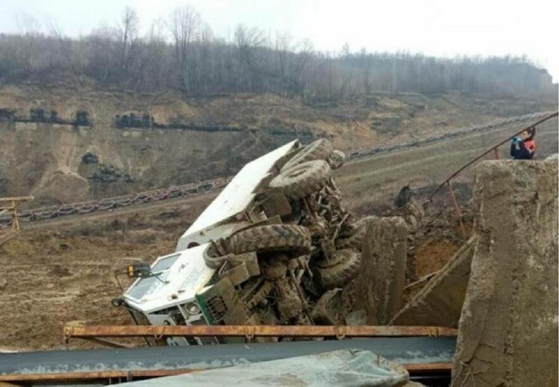 Vâlcea: Un camion al unei coloane militare franceze s-a răsturnat de pe un pod peste calea ferată, la intrarea în Călimăneşti