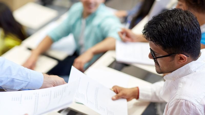  ANALIZĂ: Noi condiții pentru cei care vor să fie profesori.Burse peste salariul minim pe economie