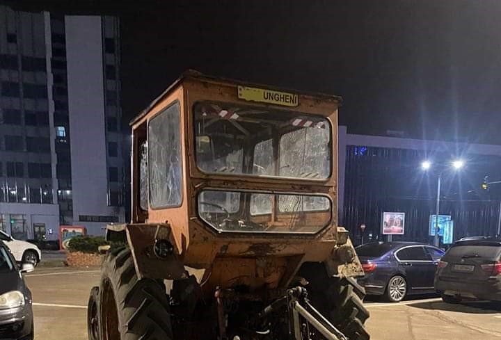  EXCLUSIV: S-au îmbătat la Bosia şi au venit la mall cu tractorul cu tot cu plug