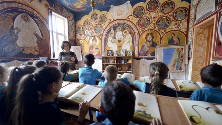O profesoară de religie din Constanța a dispărut cu banii elevilor strânşi pentru o tabără
