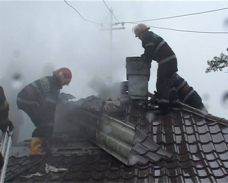 Un incendiu a izbucnit la coșul de fum al unei case din satul Bogdănești, comuna Horlești, în această dimineață