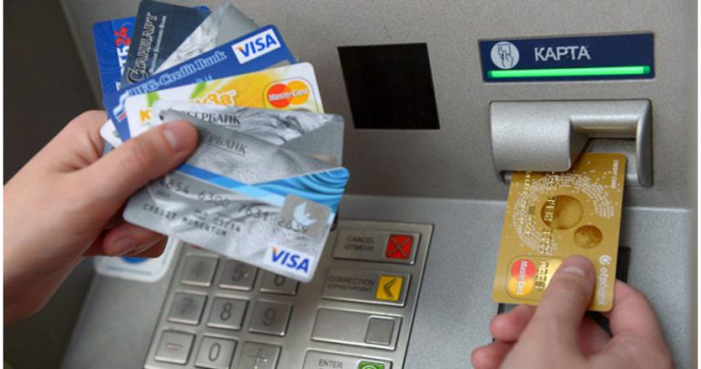 Capcanele din cardurile bancare: atenție la rate minime și retrageri de numerar! - Explicații detaliate ale experților
