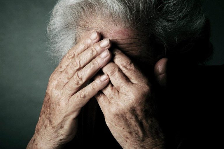 Un puști care a pus mâna pe o mătură nu mai are voie să se apropie de bunica sa la mai mult de 100 de metri