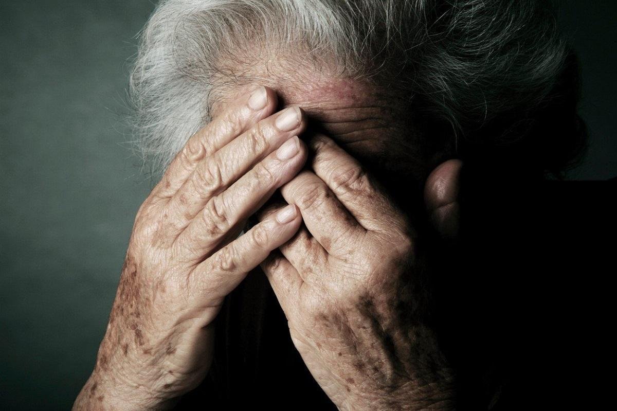 Un puști care a pus mâna pe o mătură nu mai are voie să se apropie de bunica sa la mai mult de 100 de metri