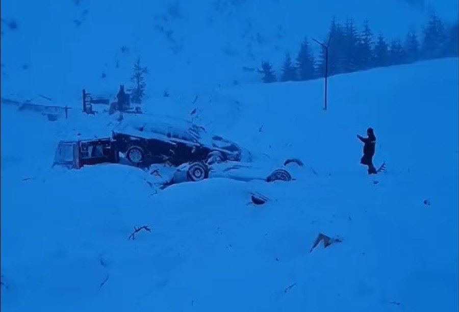  VIDEO – FOTO: Cabana Capra a fost înghiţită de o avalanşă puternică