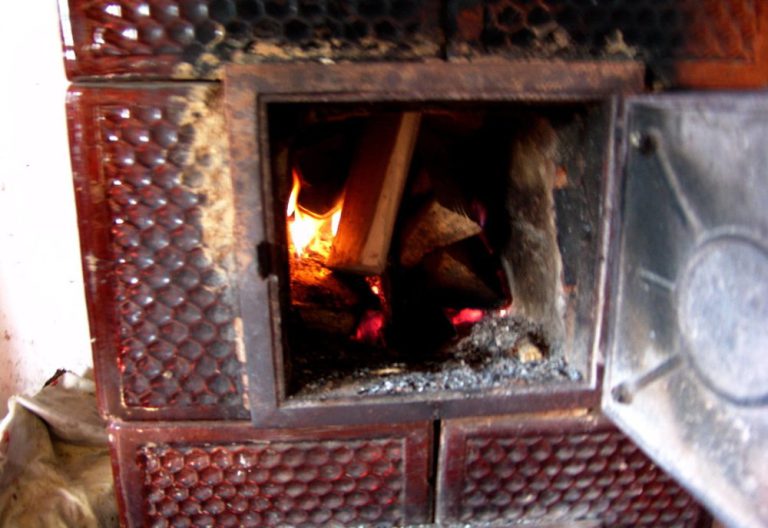 Încălzirea caselor cu sobe pe lemne, risc sporit de apariție a bolilor pulmonare