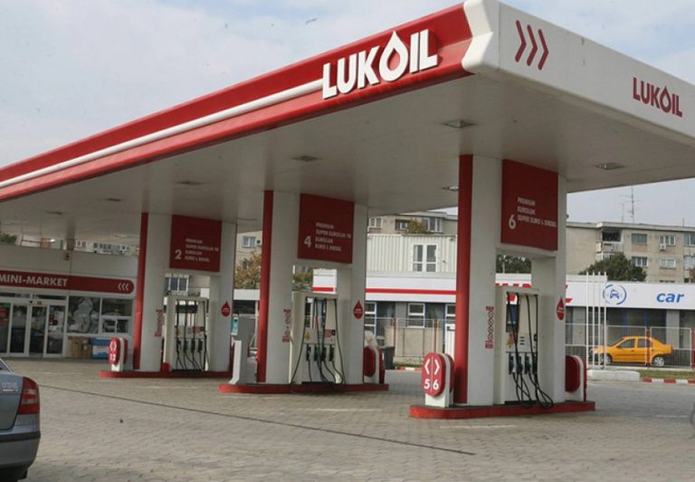 Oprirea rafinăriei Lukoil Petrotel va duce la scumpiri mari la benzină şi motorină. Ce sume putem estima?
