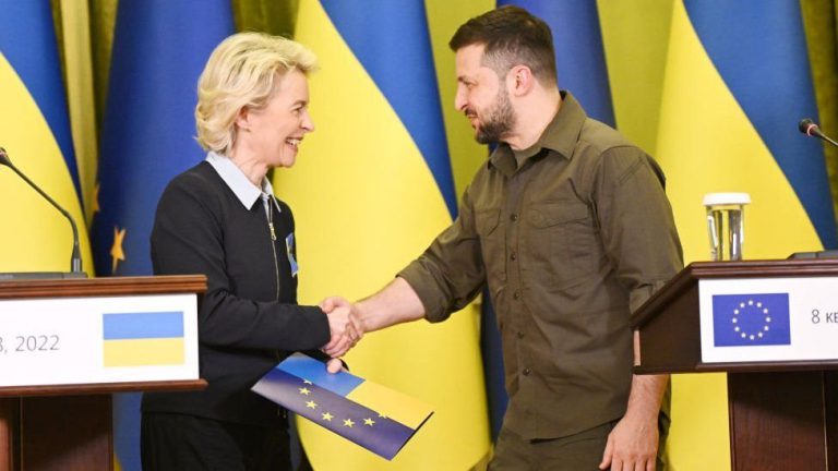 Sondaj: Românii vor ca UE să susțină militar în continuare Ucraina și dacă SUA se retrag