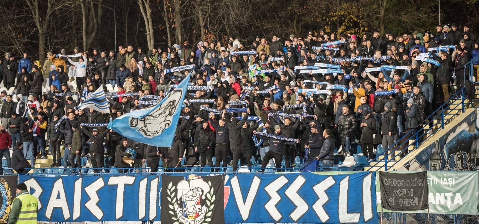 Politehnica Iași așteaptă mâine „lanterna” în Copou, într-o rundă care începe azi și se termină luni seară. Cinci meciuri, transmise în direct