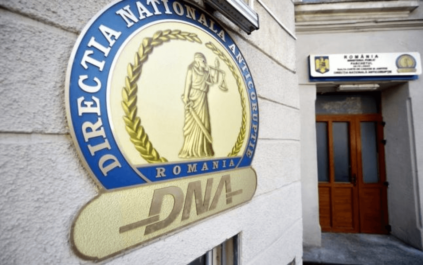 Angajaţi de la supermarketuri, acuzaţi că ar fi luat mită ca să „nu observe” nerespectarea standardelor de calitate a unor produse