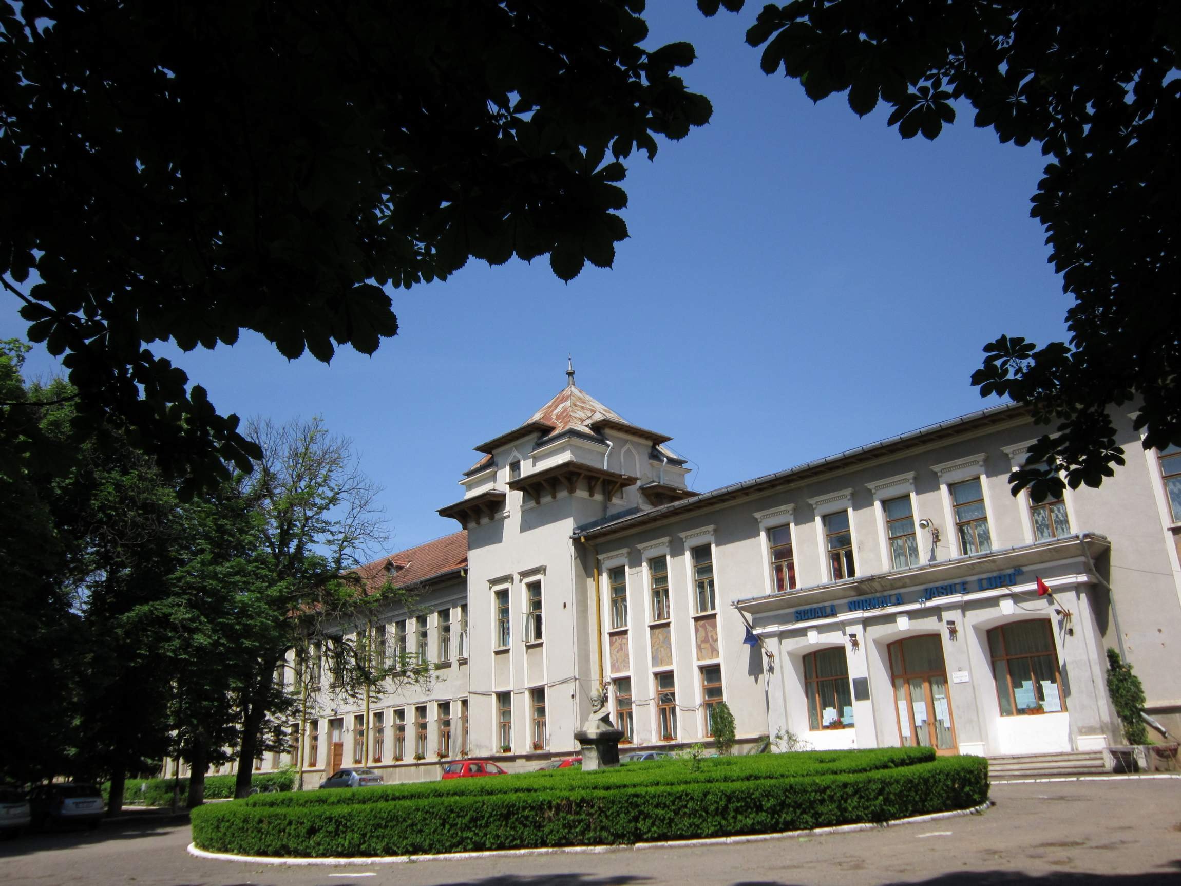 Elevii de la Şcoala Normală, evacuaţi din clădirea din Copou. Are risc seismic ridicat. De luni vor învăţa la alte trei licee din zonă