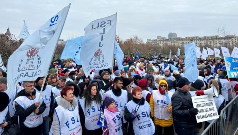 Sindicaliştii din educaţie anunţă că strâng semnături pentru abrogarea unor măsuri din Legea austerităţii