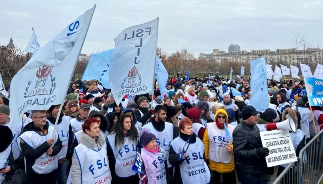 Sindicaliştii din educaţie anunţă că strâng semnături pentru abrogarea unor măsuri din Legea austerităţii