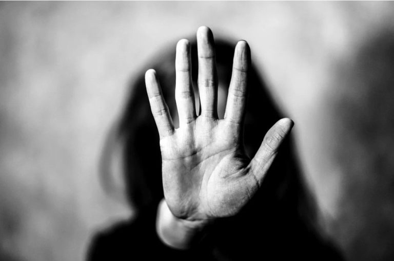 Şase eleve de liceu suspectate că au bătut o alta, reţinute / Au scos-o din sala de clasă şi au lovit-o. De la ce ar fi pornit scandalul