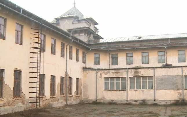 Situaţia de la Colegiul Pedagogic: 600 de elevi evacuaţi, iar alţi 200 învaţă în Sala de Lectură – FOTO