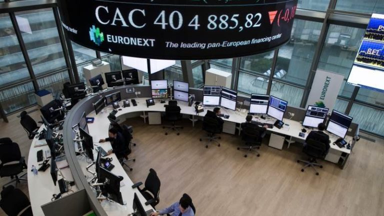 Bursele europene au închis uşor în scădere vineri, pe fondul escaladării tarifelor SUA-China; euro a urcat la maximul ultimilor trei ani faţă de dolar