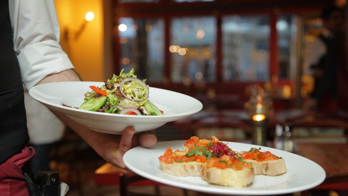 Un bucătar italian stabilit în România, revoltat de prețurile de la restaurante: „E exagerat, e ca la Milano, noi nu avem salariile din Italia”