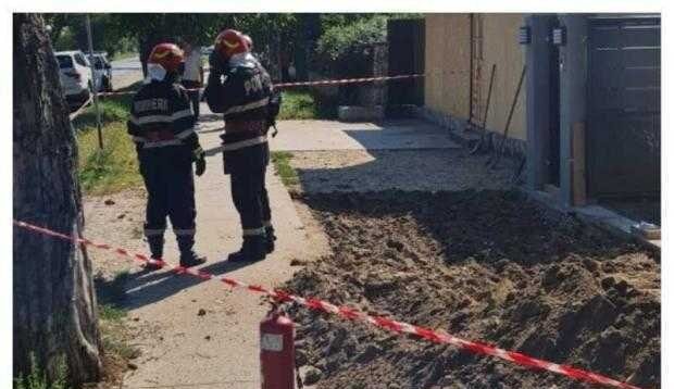 Intervenţie pe o stradă din Bucureşti, unde se simte miroz de gaz de la o ţeavă subterană stradală