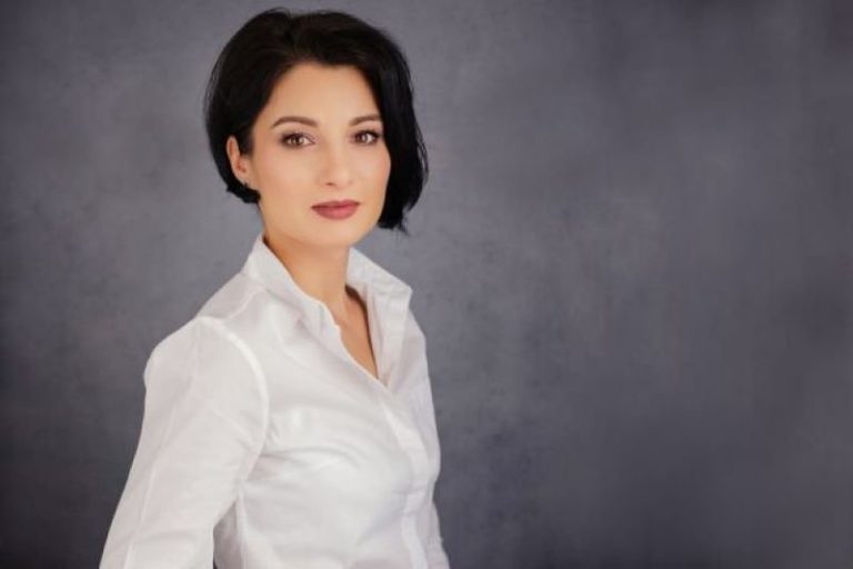 Interviu cu scriitoarea Lavinica Mitu: „În scris poți fi un mic Dumnezeu care își creează propriul univers“