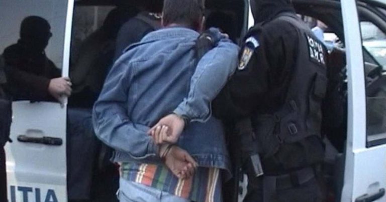 Tânăr de 19 ani, arestat pentru proxenetism şi trafic de persoane