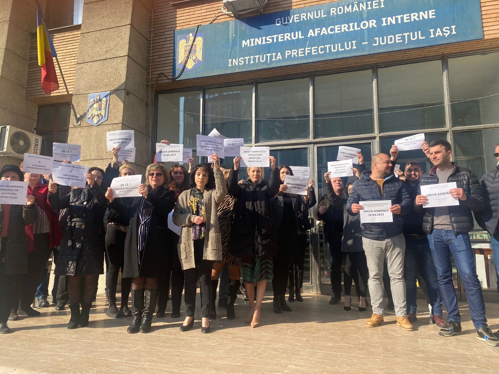 Grevă de o zi la Casa Pătrată. Angajaţii Prefecturii vor salarii ca la Consiliul Judeţean, unde ajung la 9.400 lei/lună