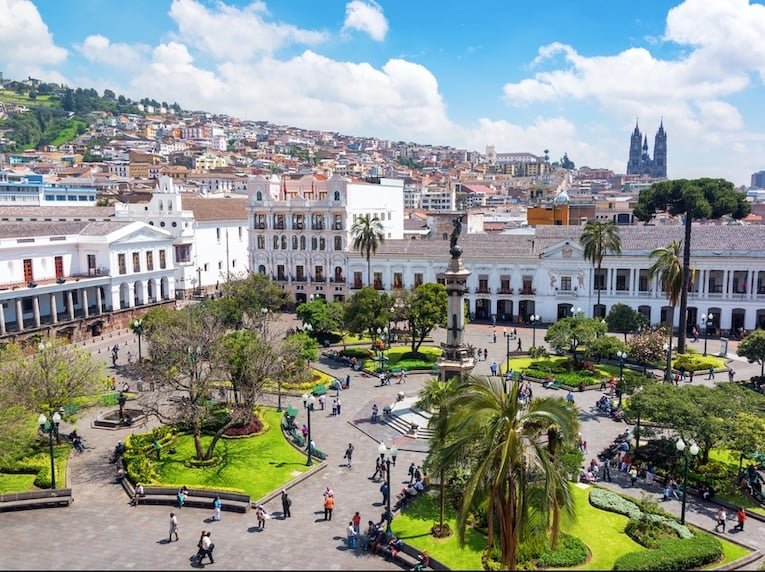  Povestirile unui profesor din Iaşi după ce a vizitat capitala Ecuadorului. Cu picioarele pe ambele emisfere