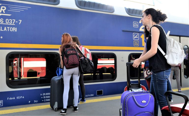 CFR suplimentează numărul de vagoane la trenurile care circulă către locurile de pelerinaj din ţară şi către litoral, în minivacanţa de Sfânta Maria