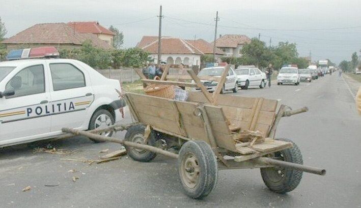 Suceava: Un căruțaș a scăpat cu viață ca prin urechile acului, după ce a ieșit cu căruța în fața unui camion.