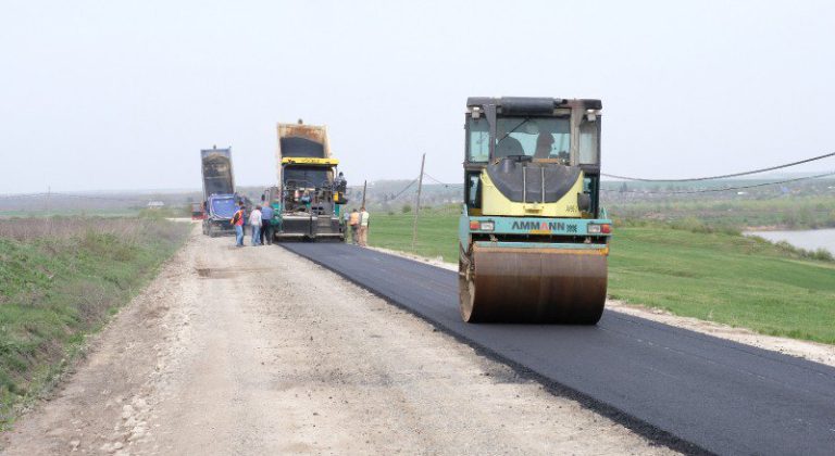 Curse strânse pe drumuri din județ. Nu sunt întreceri de mașini, ci concurență acerbă pentru contracte de modernizare a șoselelor