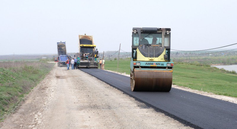 Curse strânse pe drumuri din județ. Nu sunt întreceri de mașini, ci concurență acerbă pentru contracte de modernizare a șoselelor