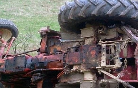 Tragedie la Erbiceni: Un bărbat a murit după ce a fost prins sub un tractor răsturnat