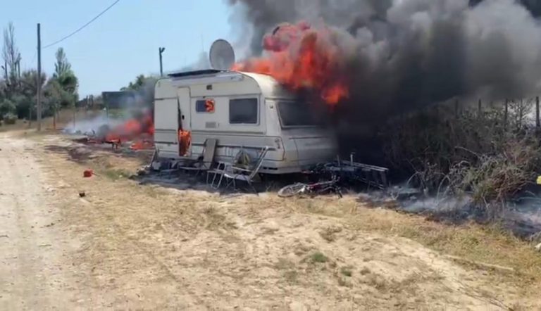 Neamţ: Bărbat în stare gravă, cu arsuri pe 90% din corp, după ce rulota în care se afla a luat foc