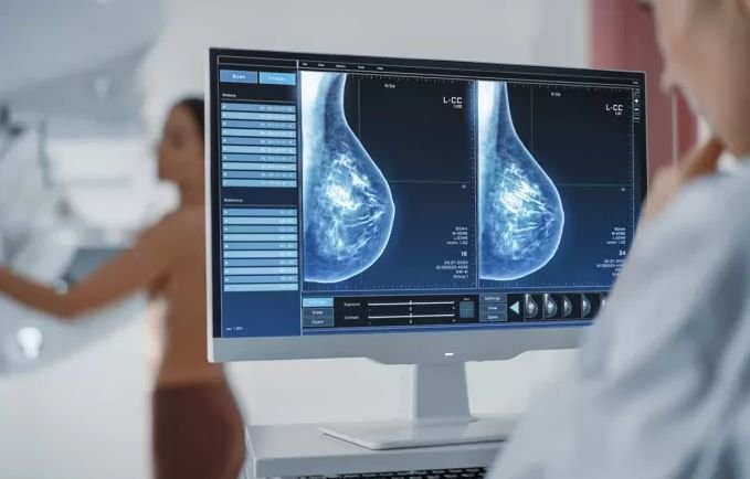  Botoşani: O tânără a ajuns la spital după ce i-a explodat sânul siliconat