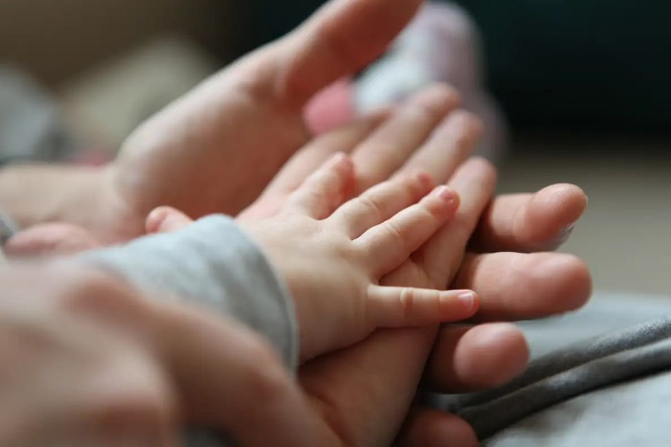 Cum încearcă un grup imobiliar din Polonia să contribuie la „redresarea demografică a țării”: oferă prime cuplurilor care au cumpărat un apartament de la ei și au conceput un copil imediat după mutare