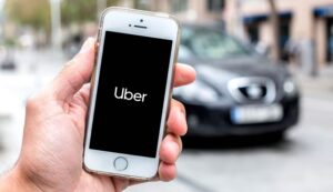 Uber investeşte într-o flotă de robotaxiuri electrice 300 de milioane de dolari