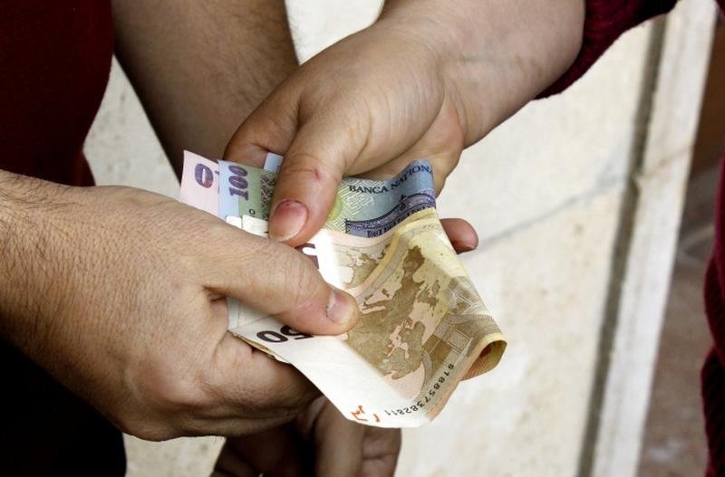  Complicitatea unei şefe de bancă? Iaşi – Povestea incredibilă a unei familii fericite ajunsă în stradă după executarea vilei de 350.000 euro