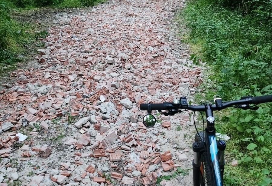 FOTO Ciricul a ajuns lada de gunoi a celor care construiesc. Pădurea, străbătută de o potecă de moloz și deșeuri