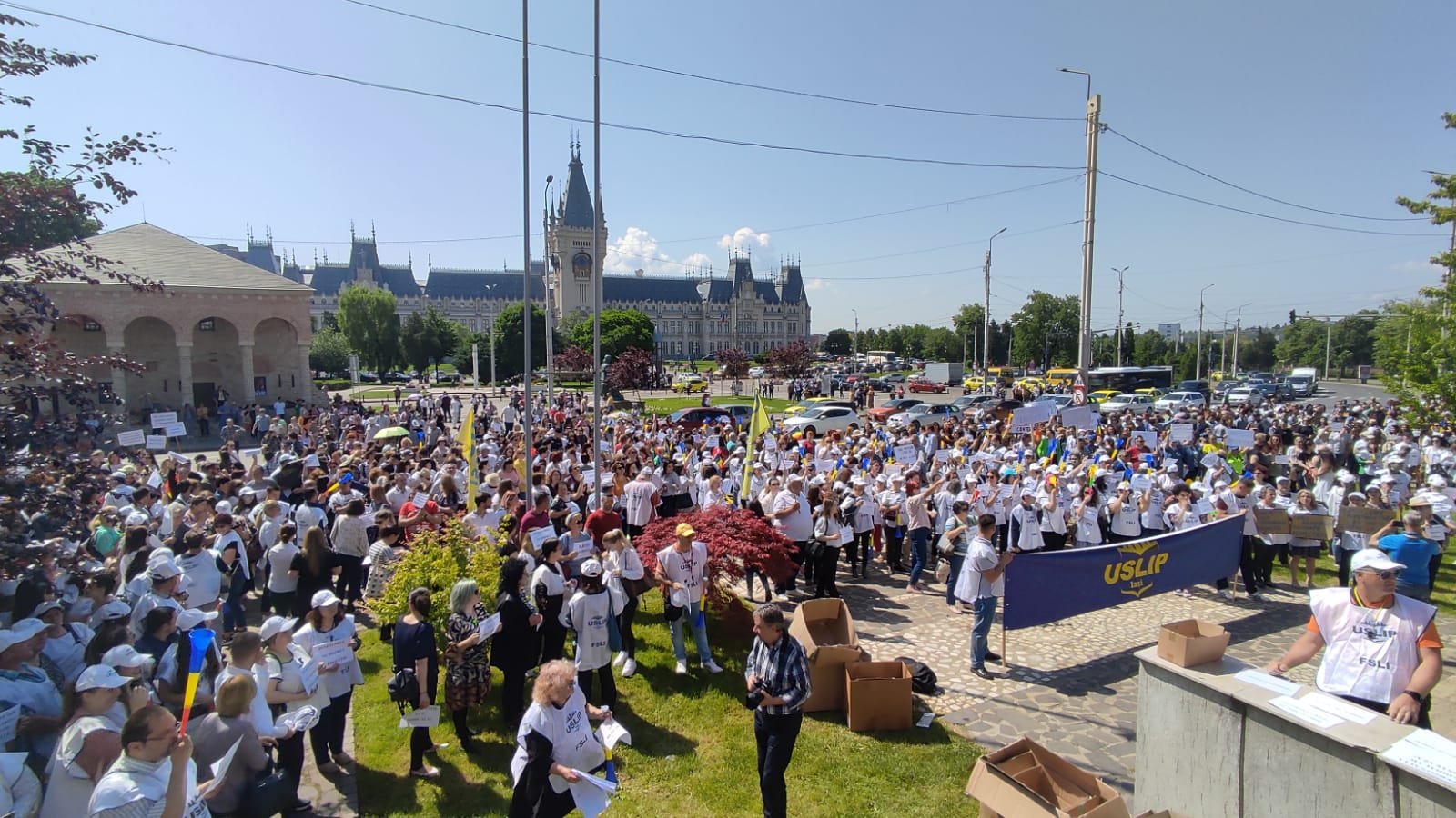  VIDEO Peste 2.000 de profesori protestează la Prefectură. Circulația în Centru, paralizată