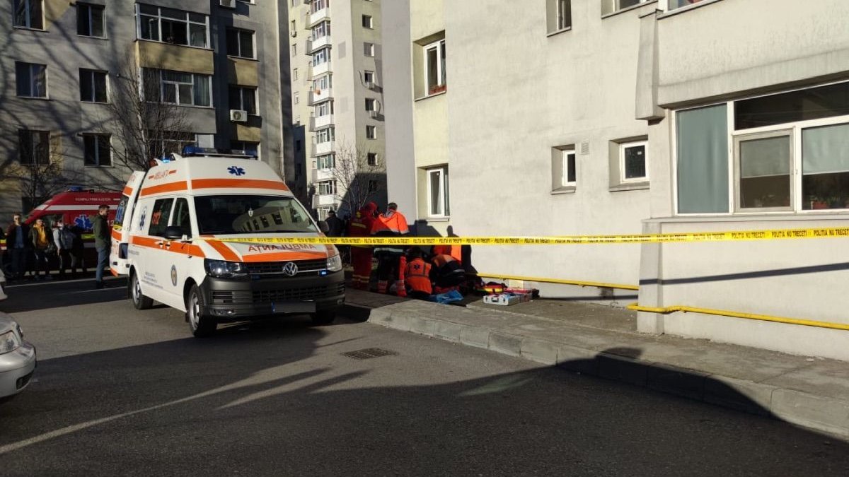 Timişoara: Bărbat găsit mort, după ce s-a prăbuşit de la etajul 4 al unui imobil