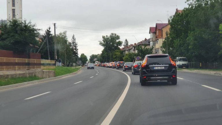 „2 kilometri de rușine națională – Manifest pentru normalitate.” Un psihoterapeut din Iași a răbufnit, după ce a stat la coadă la Podu Iloaiei