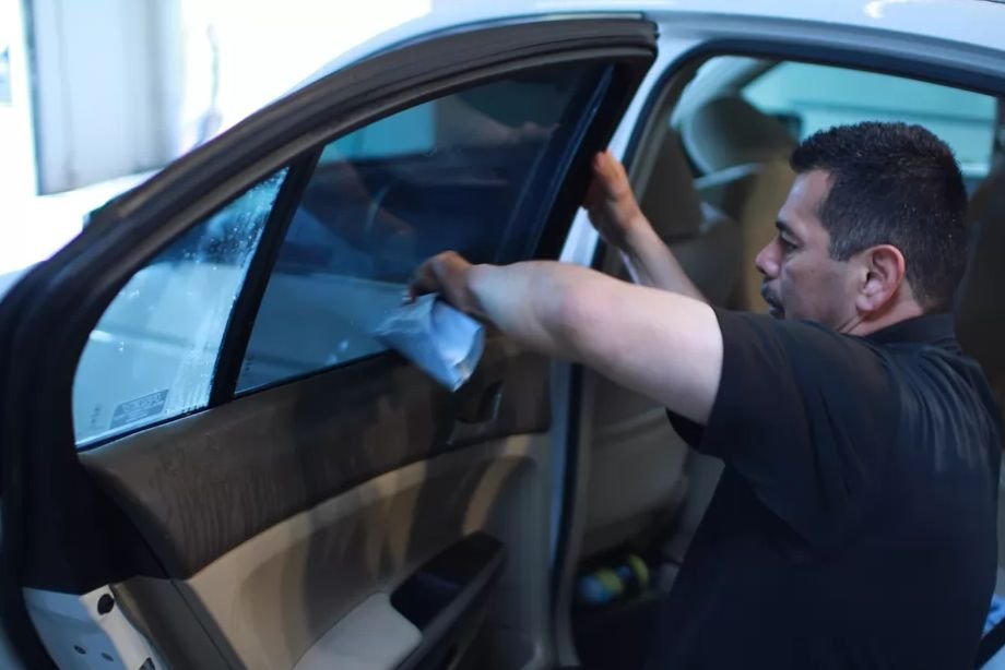 Cât de închisă poate fi folia neagră de pe geamuri sau stopuri? Proces de referinţă pentru şoferi, la Iaşi: sentinţă surpriză