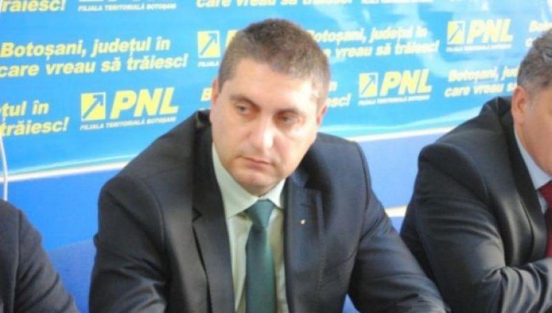 Botoşăneanul “uns” şef al Finanţelor la Iaşi l-a prins la avere pe preşedinte: şase case, la o leafă de aproape 10.000 lei/lună