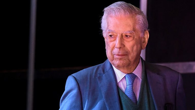 Scriitorul Mario Vargas Llosa, laureat al Premiului Nobel pentru Literatură, a încetat din viață la 89 de ani