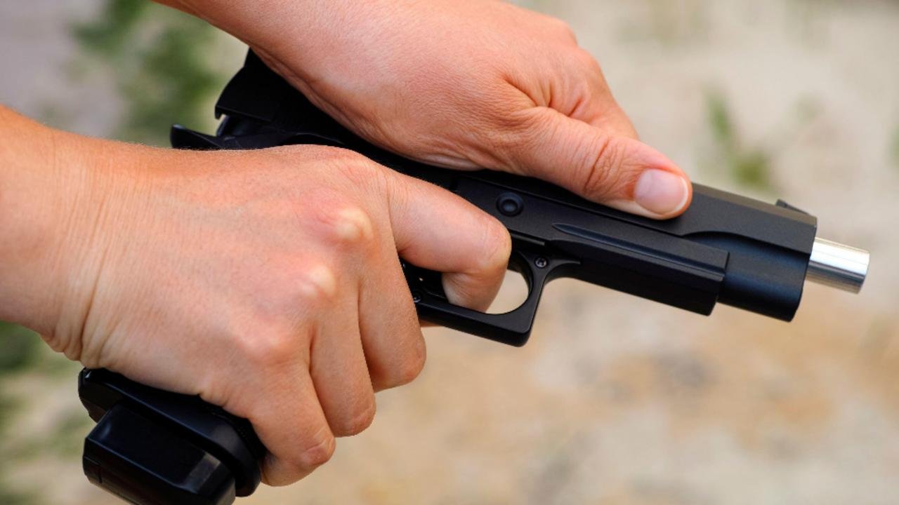 Femeie din Vrancea împuşcată cu un pistol de tip airsoft după ce a intrat într-un conflict cu un bărbat