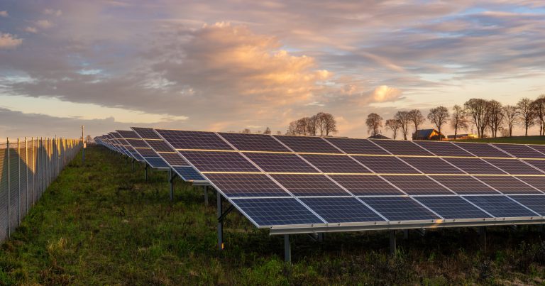 România va avea o explozie fără precedent la fotovoltaice în 2025. Rămâne însă deficitară la un capitol