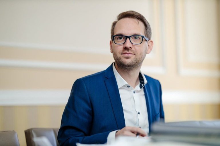 Dominic Fritz anunță concedieri la Primăria Timișoara: „Oameni comozi care stau pe un salariu bun plătit din bani publici”